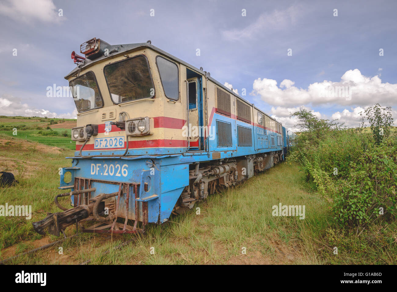 Ein extrem langsam Myanmar Rail-Personenzug in der Nähe von Inle-See im Shan-Staat, Myanmar Stockfoto
