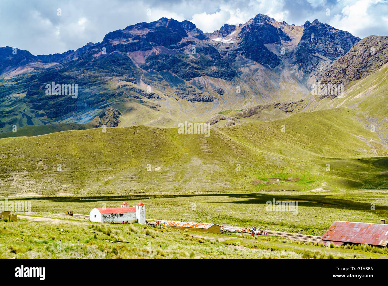 Blick auf hohe Berge und Kirche in den ländlichen Gebieten von Peru Stockfoto