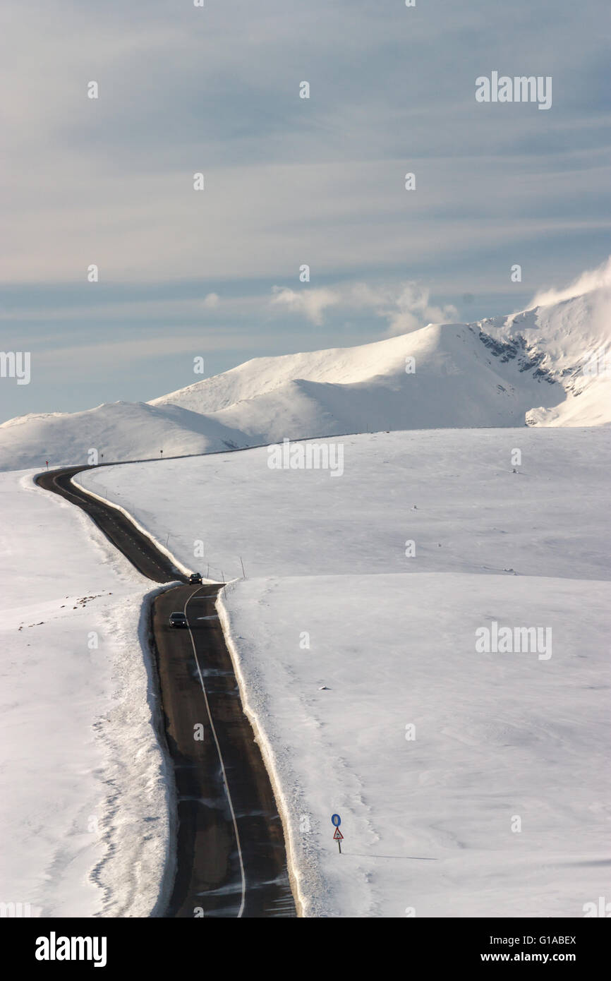 Autos laufen auf Transalpina Straße im Winter über den Berg in der Nähe von Ranca, Rumänien Stockfoto