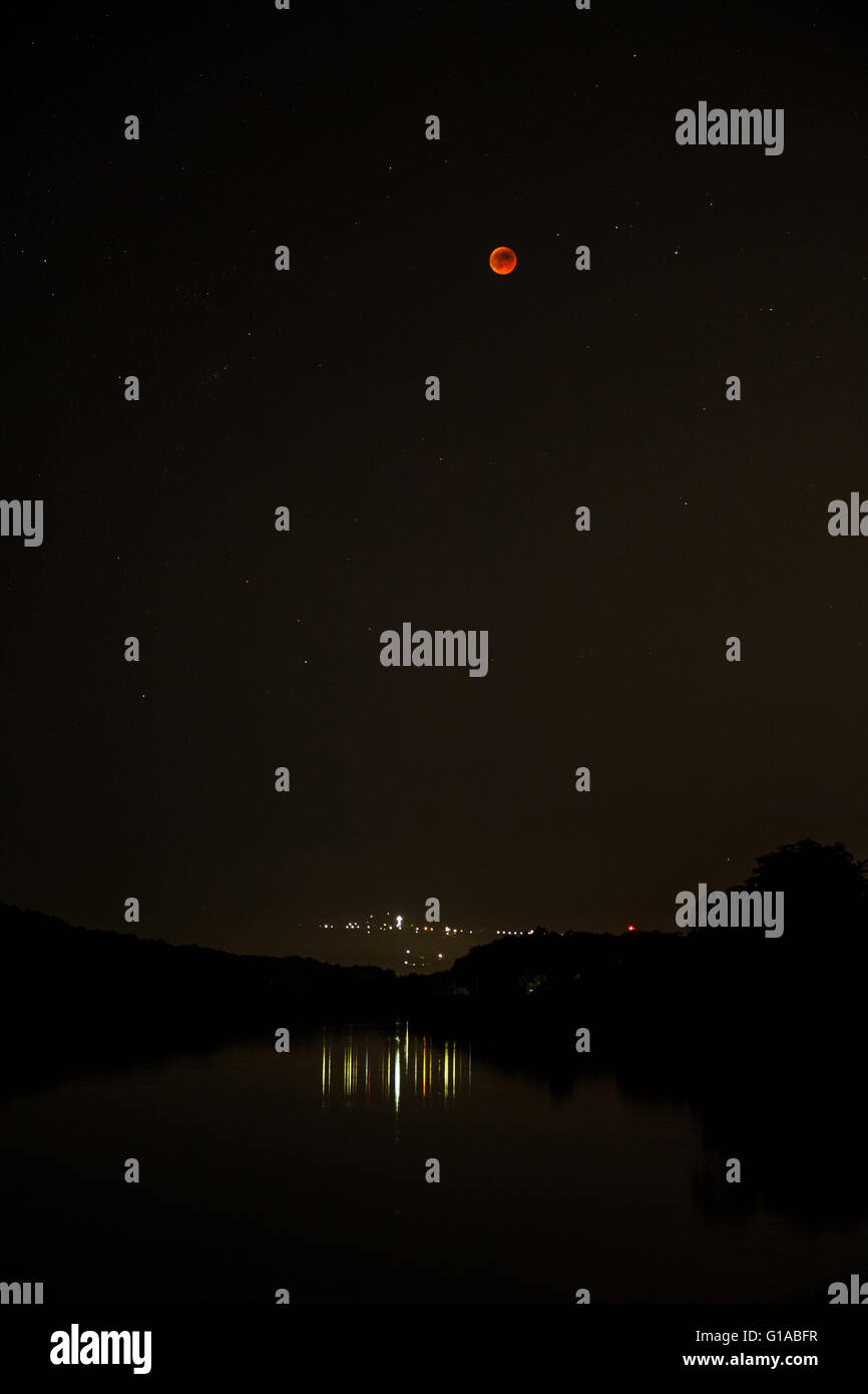 Landschaft mit vollen roten blutigen Mond und Sternbilder auf dem Mond Finsternis an Nachtansicht in der Nähe von Iasi, Rumänien Stockfoto