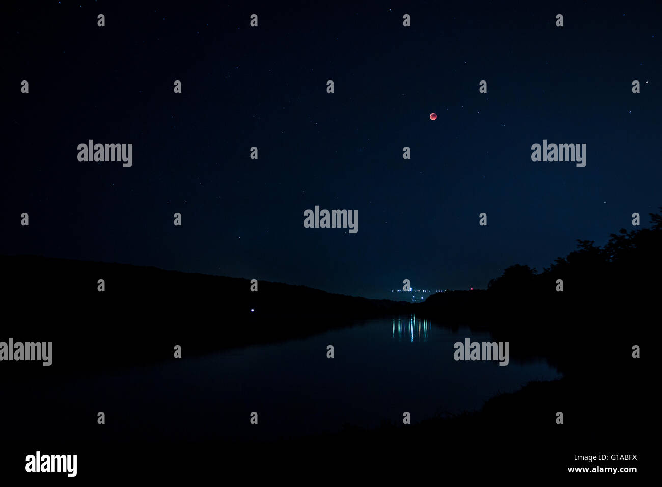 Landschaft mit vollen roten blutigen Mond und Besetzungen an den Mond-Finsternis an Nachtansicht in der Nähe von Iasi, Rumänien Stockfoto