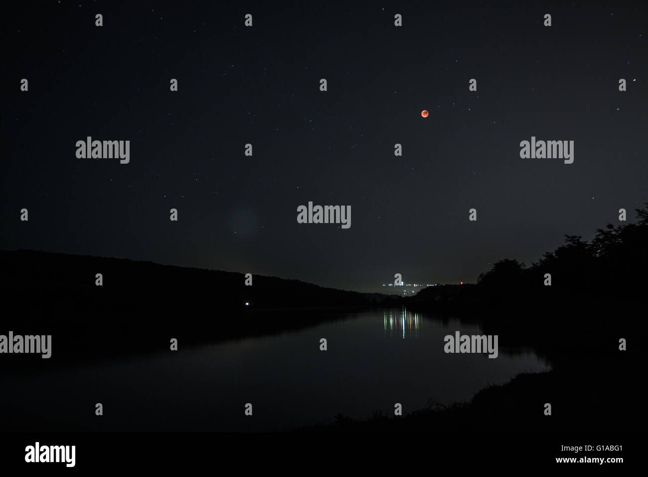 Landschaft mit vollen roten blutigen Mond und Sternbilder auf dem Mond Finsternis an Nachtansicht in der Nähe von Iasi, Rumänien Stockfoto