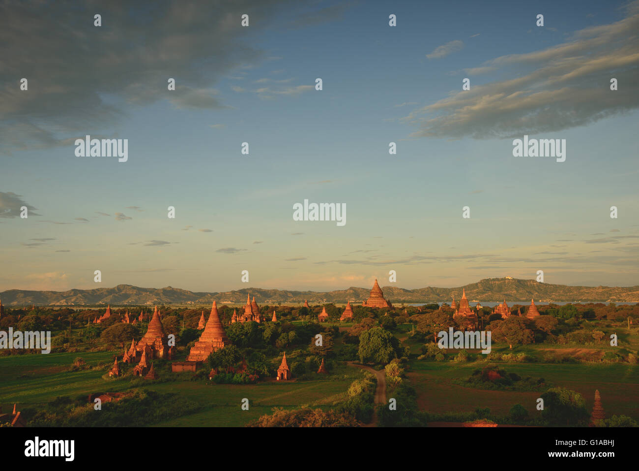Sonnenaufgang über dem Tempel von Bagan in Myanmar Stockfoto