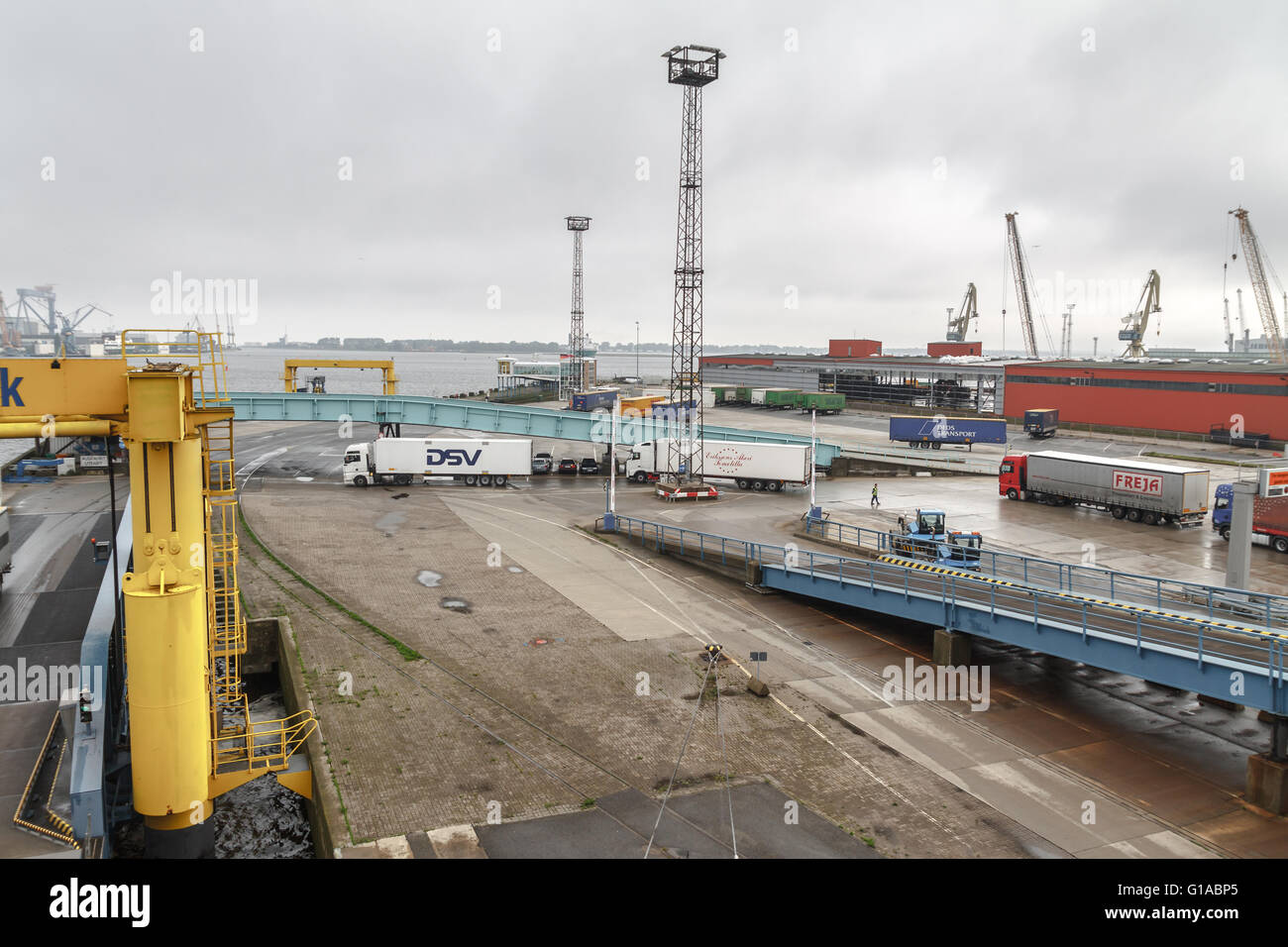 Rostock Hafen, Deutschland, den LKW begeben Sie sich auf Fähre Stockfoto