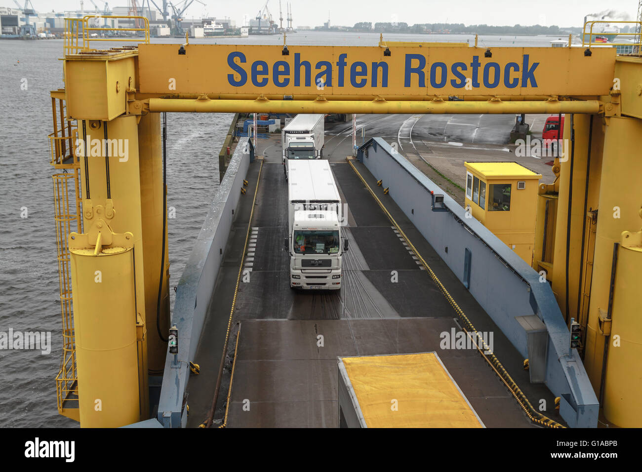 Rostock Hafen, Deutschland, den LKW begeben Sie sich auf Fähre Stockfoto