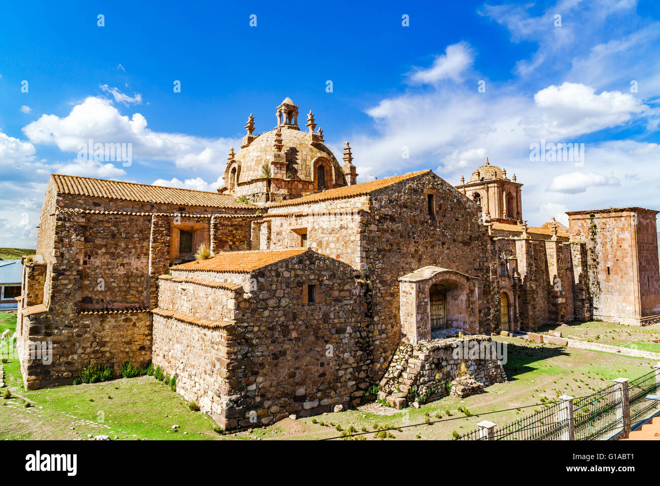 Hohe Ansicht der Kuppel der Pupuka Kirche in Pukara 66 Meilen nördlich von Puno, Peru Stockfoto