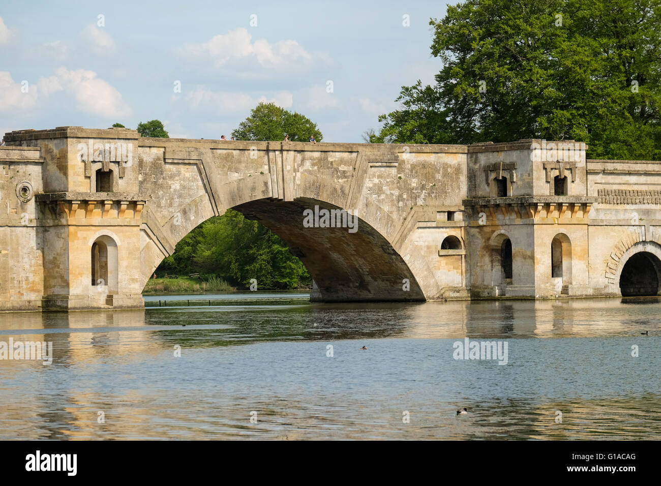 Brücke über den See im Blenheim Palace in Oxfordshire Stockfoto