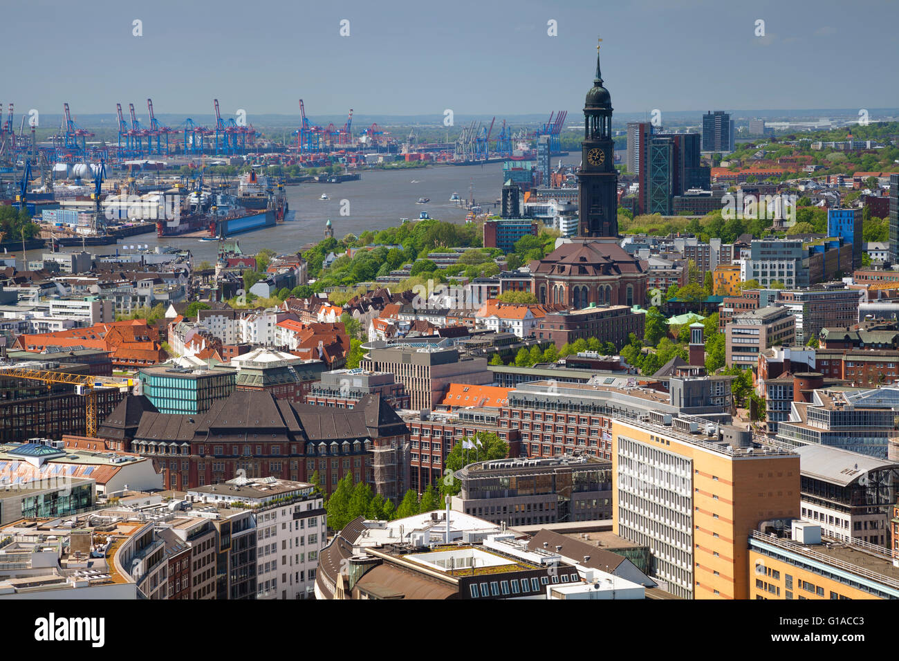 Hamburg. Luftaufnahme von Hamburg mit der St. Michael Kirche und Hafen. Stockfoto