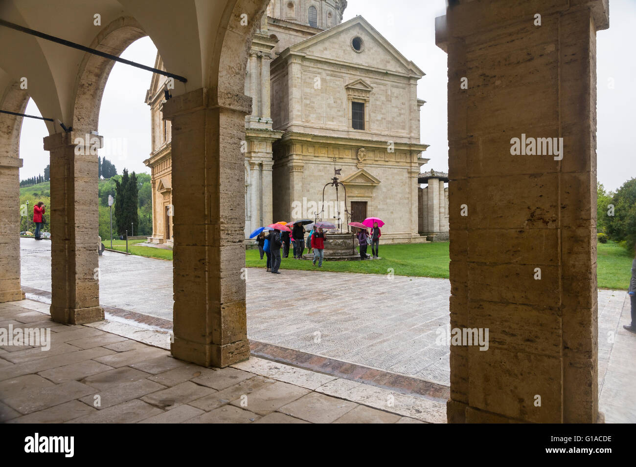 Toskana, Italien-April 23, 2016:people Spaziergang und nehmen Sie fotografieren unter dem Dach in St. Biagio Kirche in Montepulciano, Italien d Stockfoto