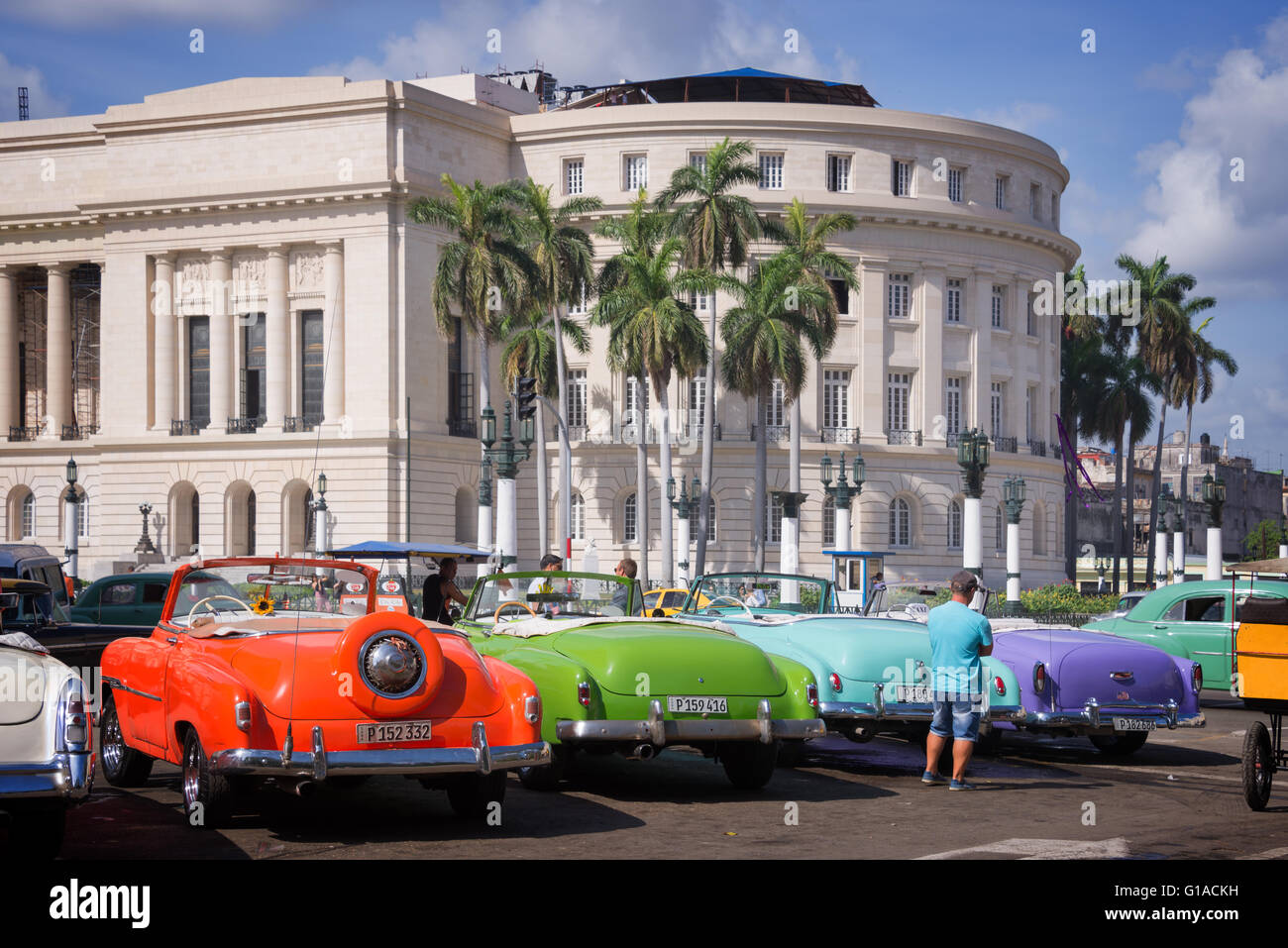 Havanna, Kuba - 18 APRIL: Amerikanische Oldtimer parkte vor dem Capitolio in Havanna, am 18. April 2016 in Havanna Stockfoto