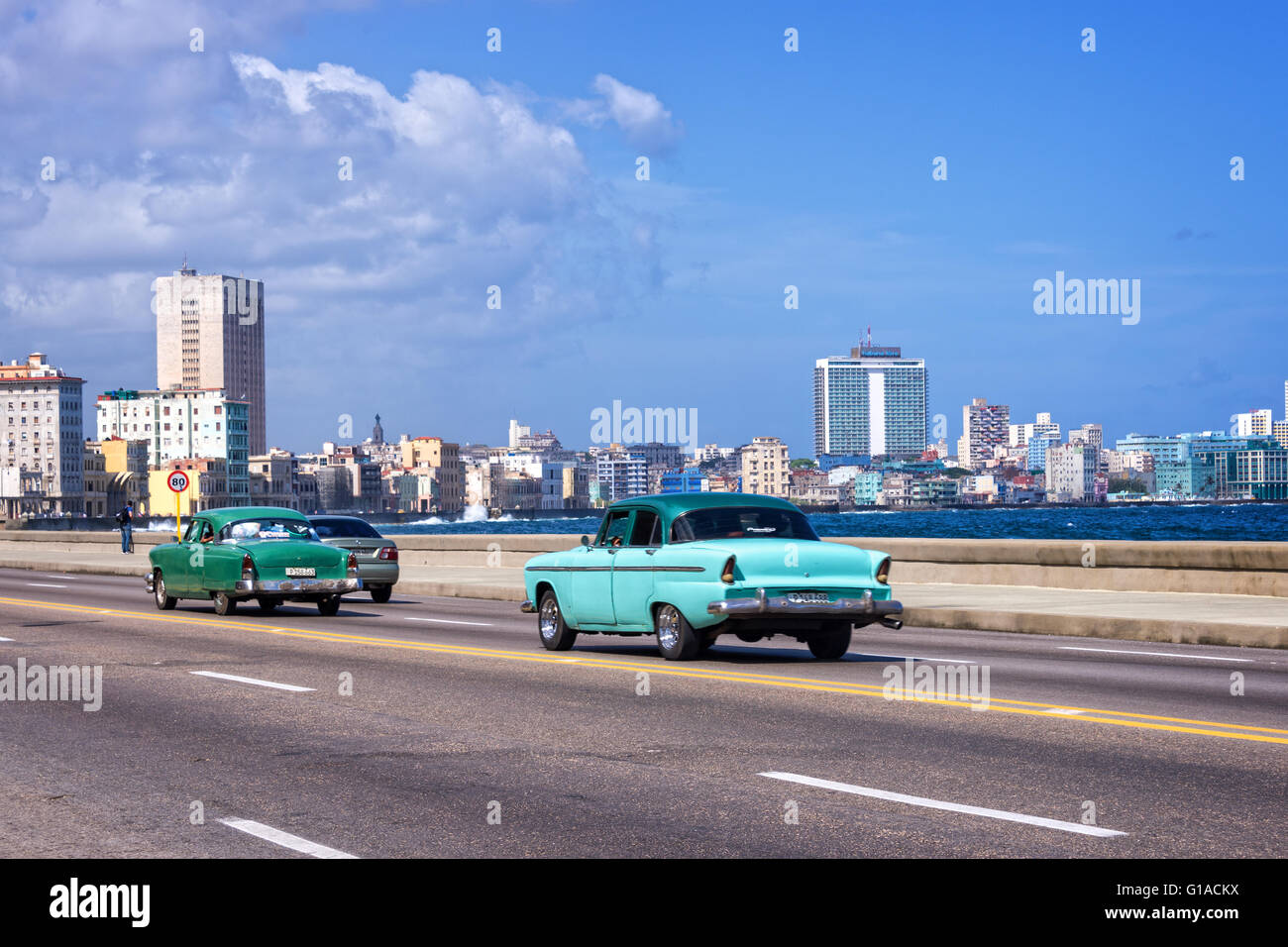 Blaue alte Oldtimer auf dem Malecon, der Uferpromenade in Havanna Kuba Stockfoto