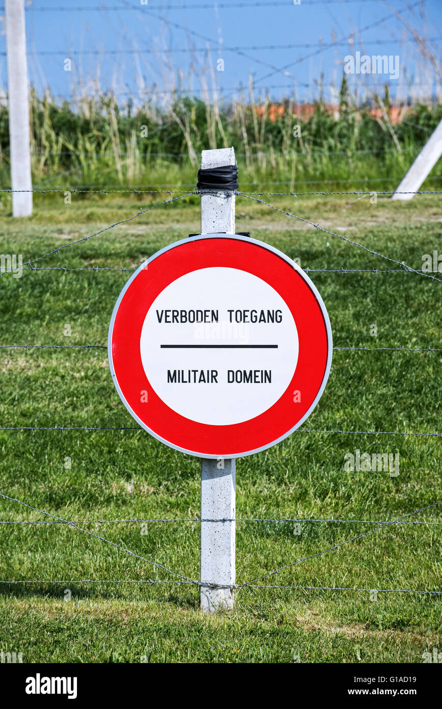Warnschild in niederländischen Verboden Toegang / kein Einlass - Militaire Domein / Militärzone Stockfoto