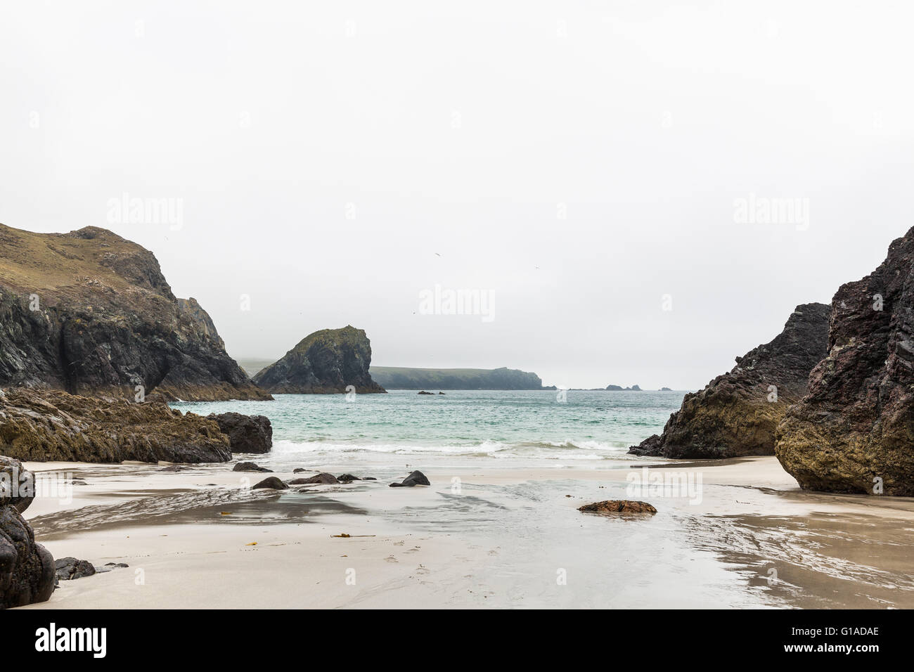 Kynance Cove an einem nebeligen Tag, Lizard, Cornwall, UK Stockfoto