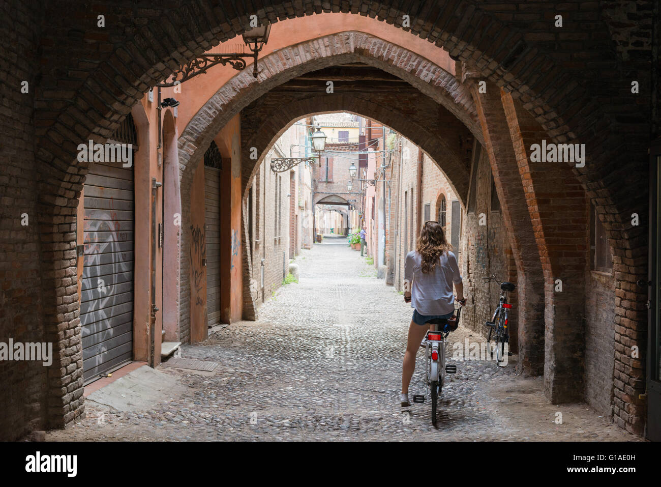 Eine junge Frau auf einem Fahrrad, Antizipation der Reise vor. Stockfoto