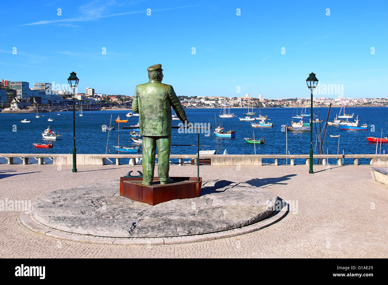 Die Statue von Dom Carlos i., König von Portugal, mit Blick auf den Hafen in Cascais, Portugal Stockfoto
