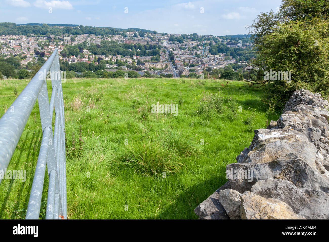 Weit entfernte Stadt. Ein Blick über ein Feld von Matlock im Abstand von den umliegenden Hügeln und Feldern, Derbyshire, England, UK gesehen Stockfoto