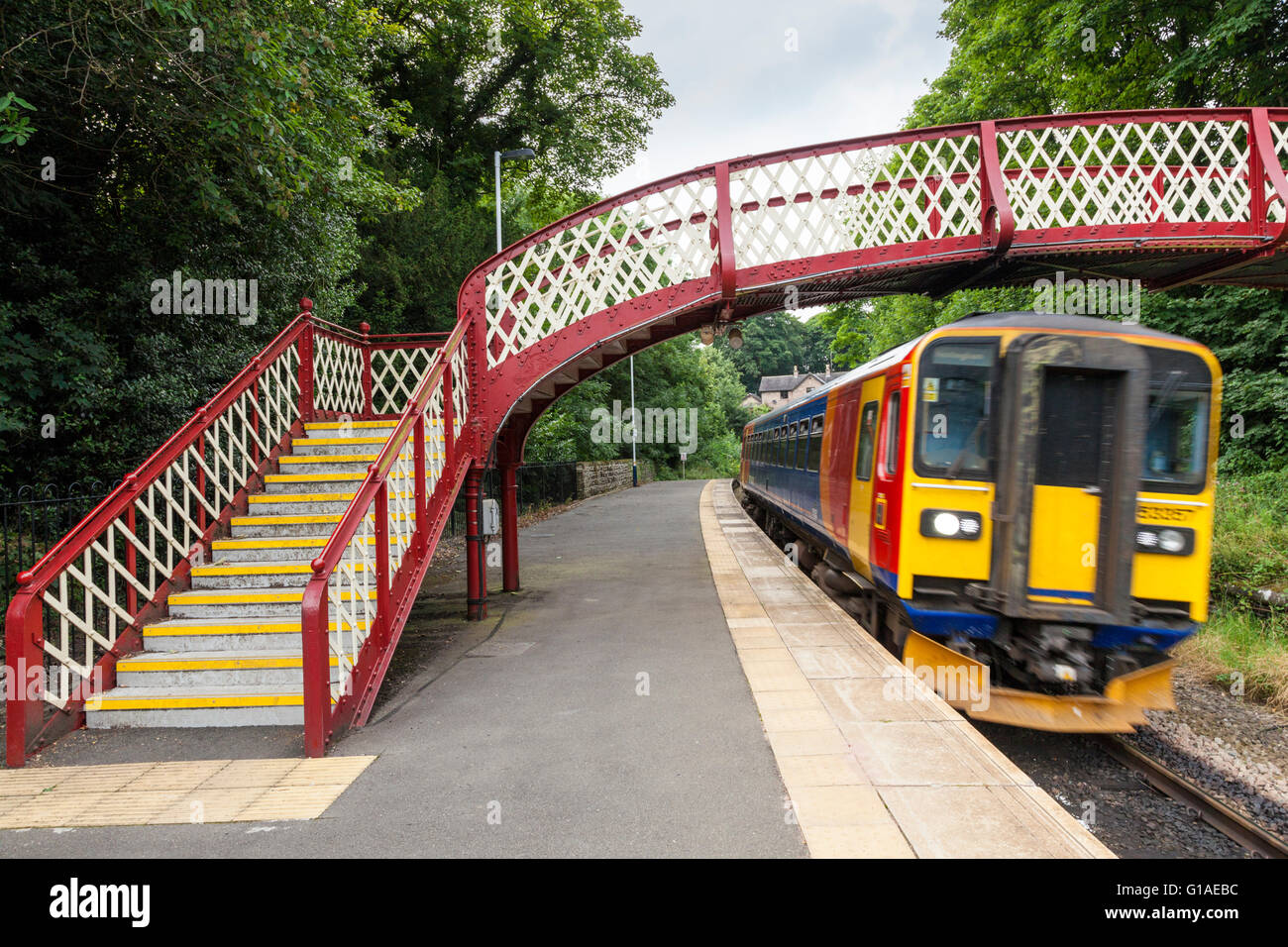 Öffentliche Verkehrsmittel in der Landschaft. Zug am Bahnhof in ländlichen Whatstandwell, Derbyshire, England, Großbritannien anreisen Stockfoto