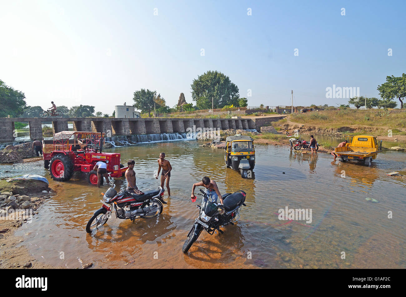 Menschen vor Ort reinigen Sie ihre Fahrzeuge in einem Fluß, Khajuraho, Madhya Pradesh, Indien Stockfoto
