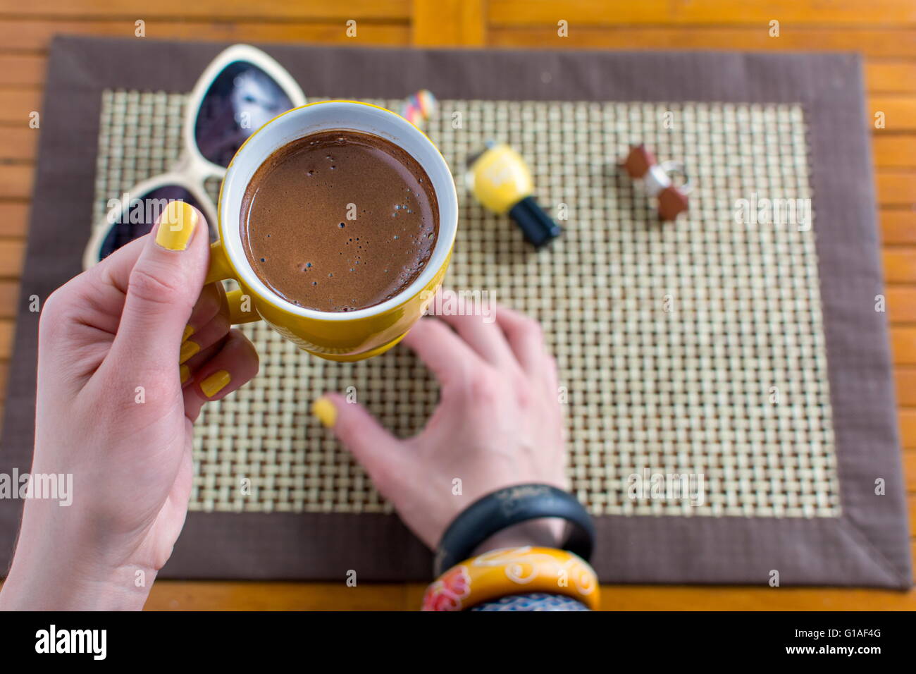 Frau mit einer Tasse Kaffee Ego Stockfoto