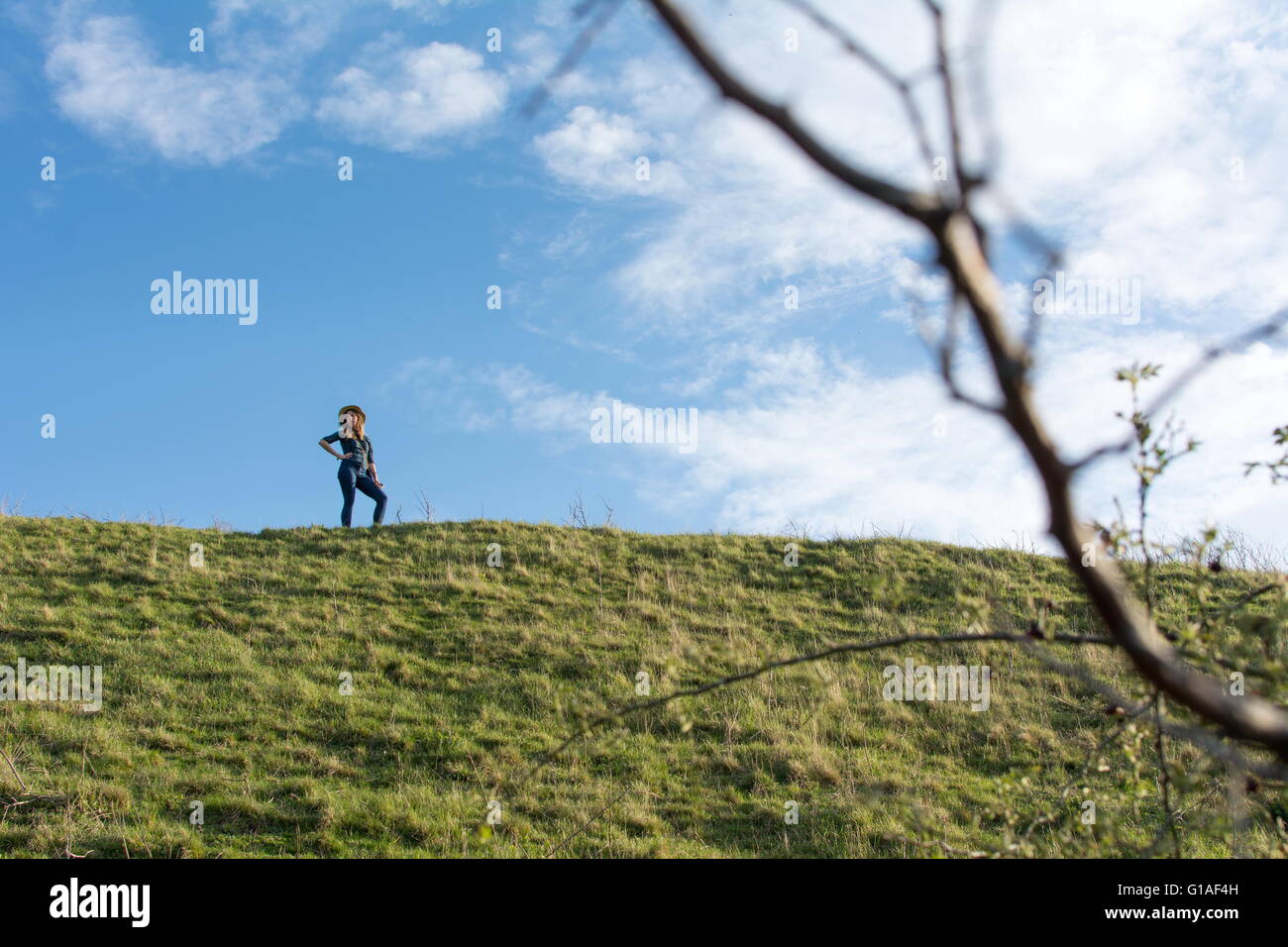 Allein glücklich Wanderer auf dem Hügel Stockfoto