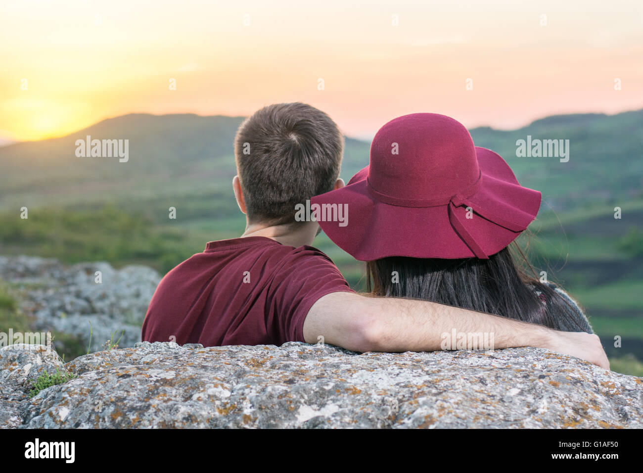 Paar genießt einen romantischen Sonnenuntergang auf einer Wanderung Stockfoto