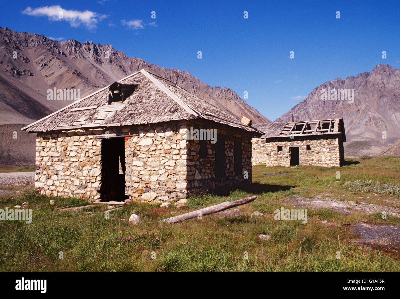 Ruinen der ehemaligen Offiziere Quartier in einem Gulag-Gefängnis in der Nähe von Amguema, Tschuktschen-Halbinsel, Magadon Region, Sibirien, Russland Stockfoto