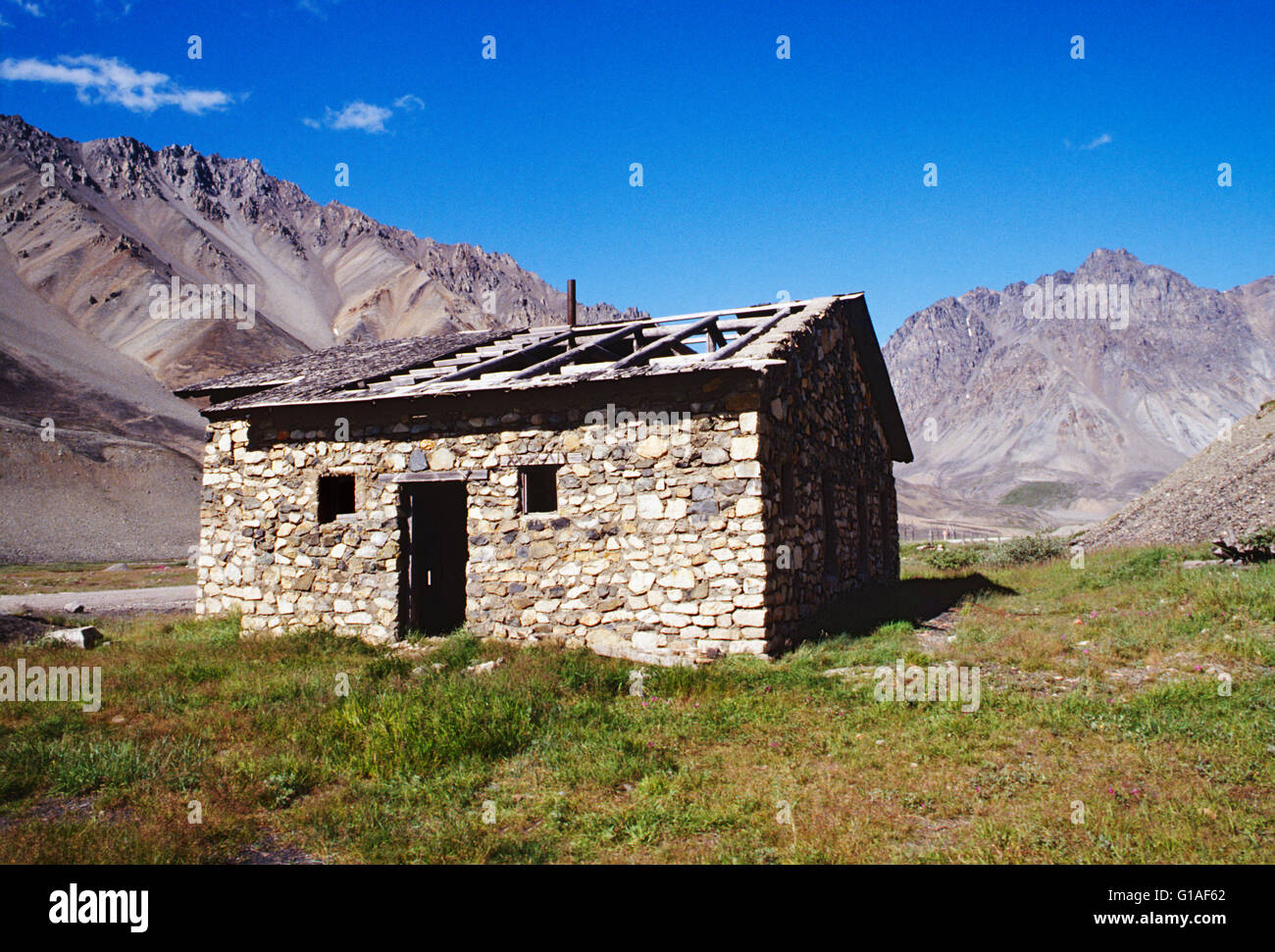 Ruinen der ehemaligen Offiziere Quartier in einem Gulag-Gefängnis in der Nähe von Amguema, Tschuktschen-Halbinsel, Magadon Region, Sibirien, Russland Stockfoto