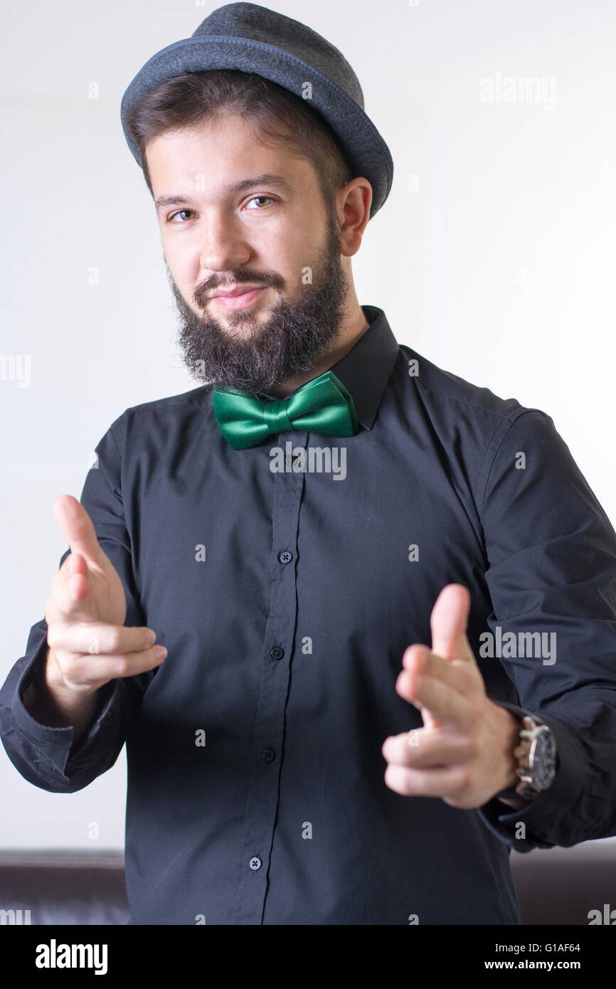 Modische Mann in einem schwarzen Hemd mit einer Fliege Stockfoto