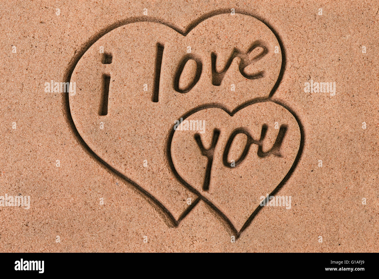 Zwei Herzen und Nachricht Impressum I Love You auf dem sand Stockfoto