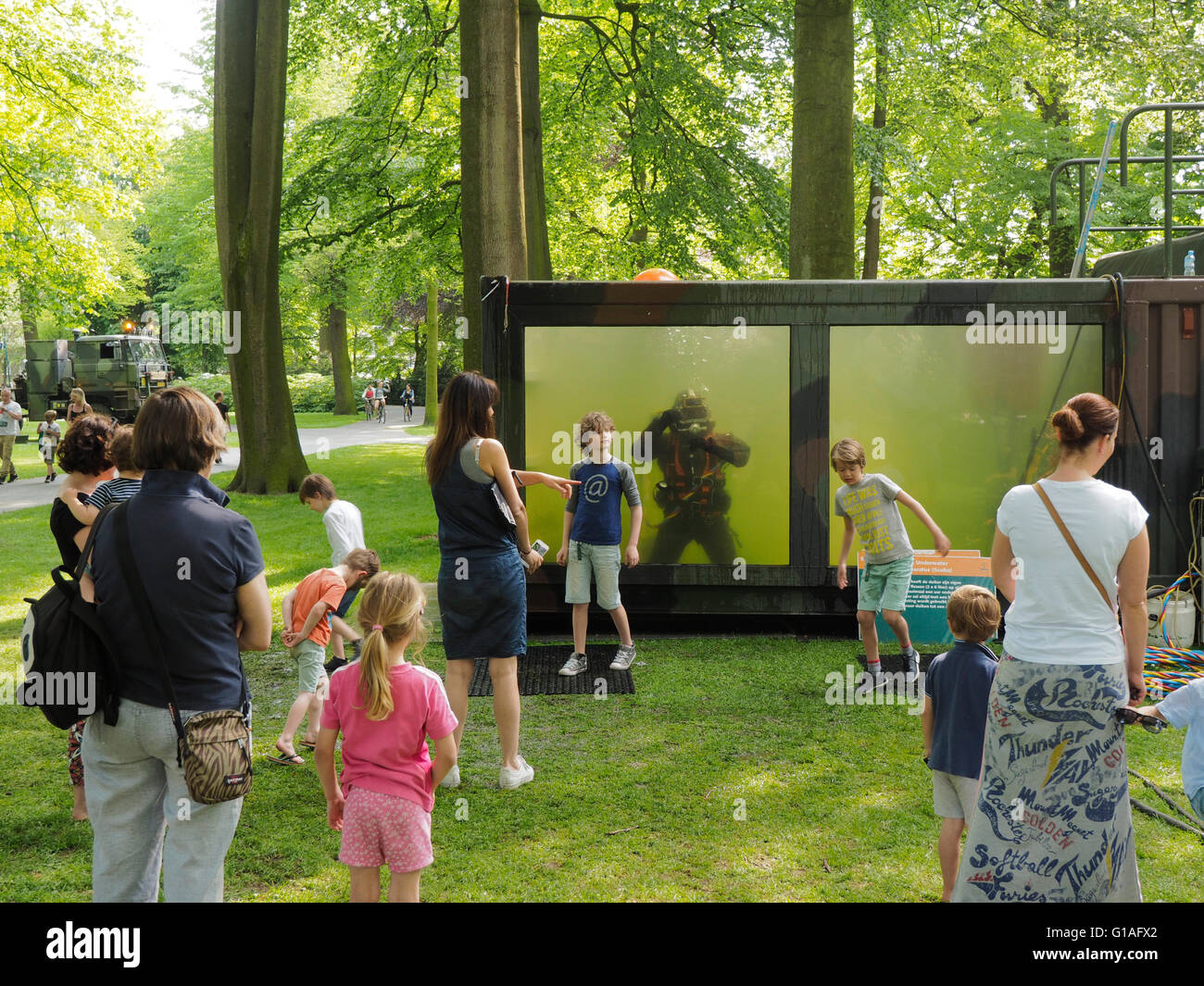 Taucher von der königlichen niederländischen Armee Ingenieure unterhaltsame Kinder von innen einen Wassertank, Breda, Niederlande Stockfoto