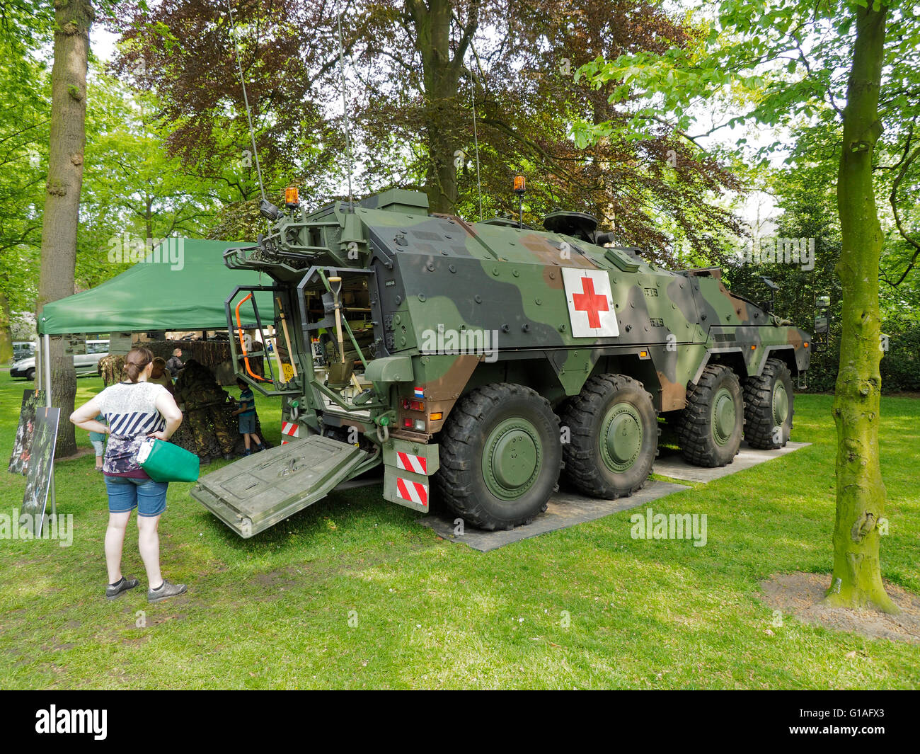 Gepanzerten Fahrzeug Rettungsdienst des niederländischen Heeres im Park Park in Breda, Niederlande. Stockfoto