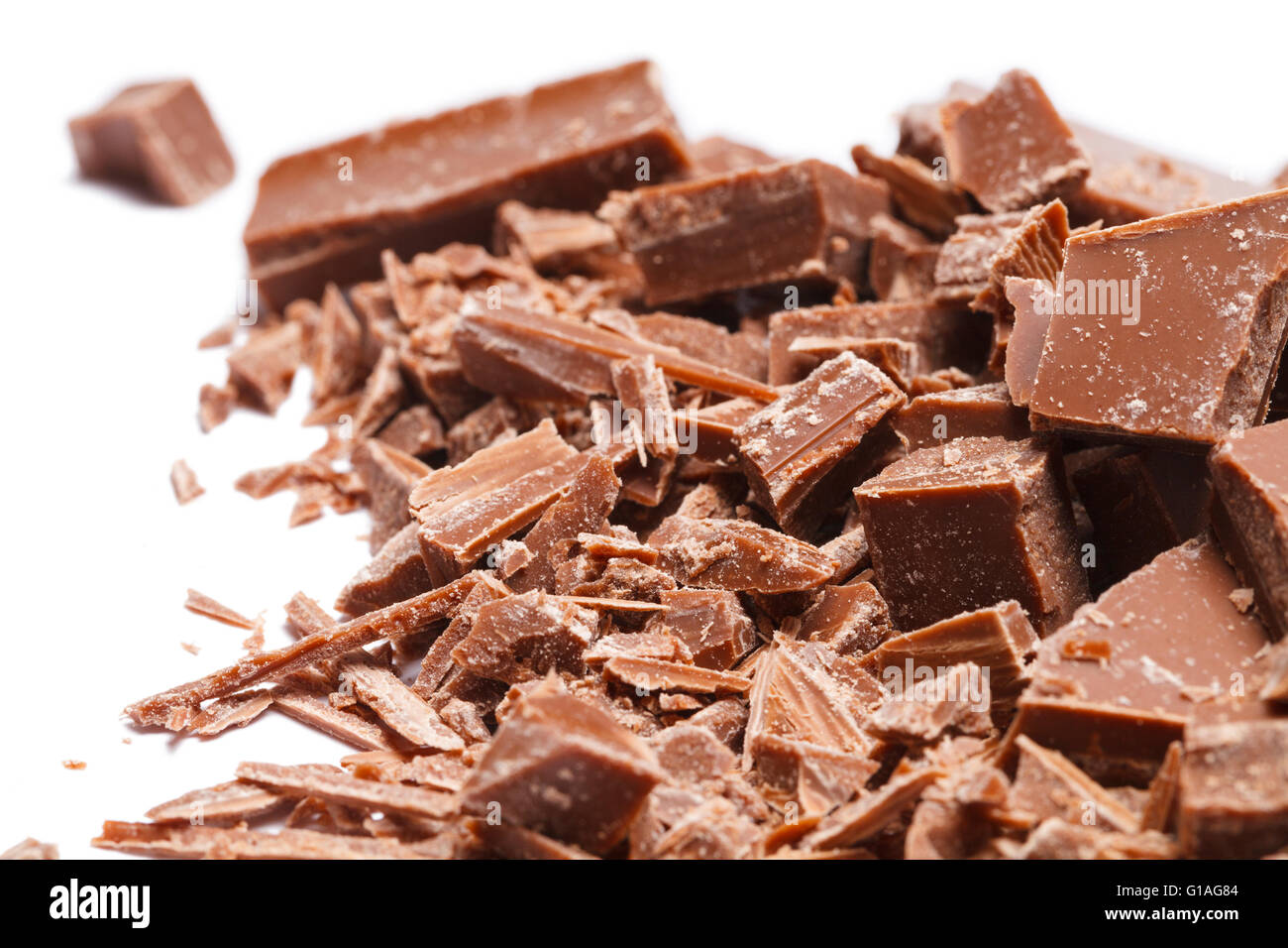 Stapel gebrochen und rasierte Schokoladenstücke, Isolated on White Background. Stockfoto