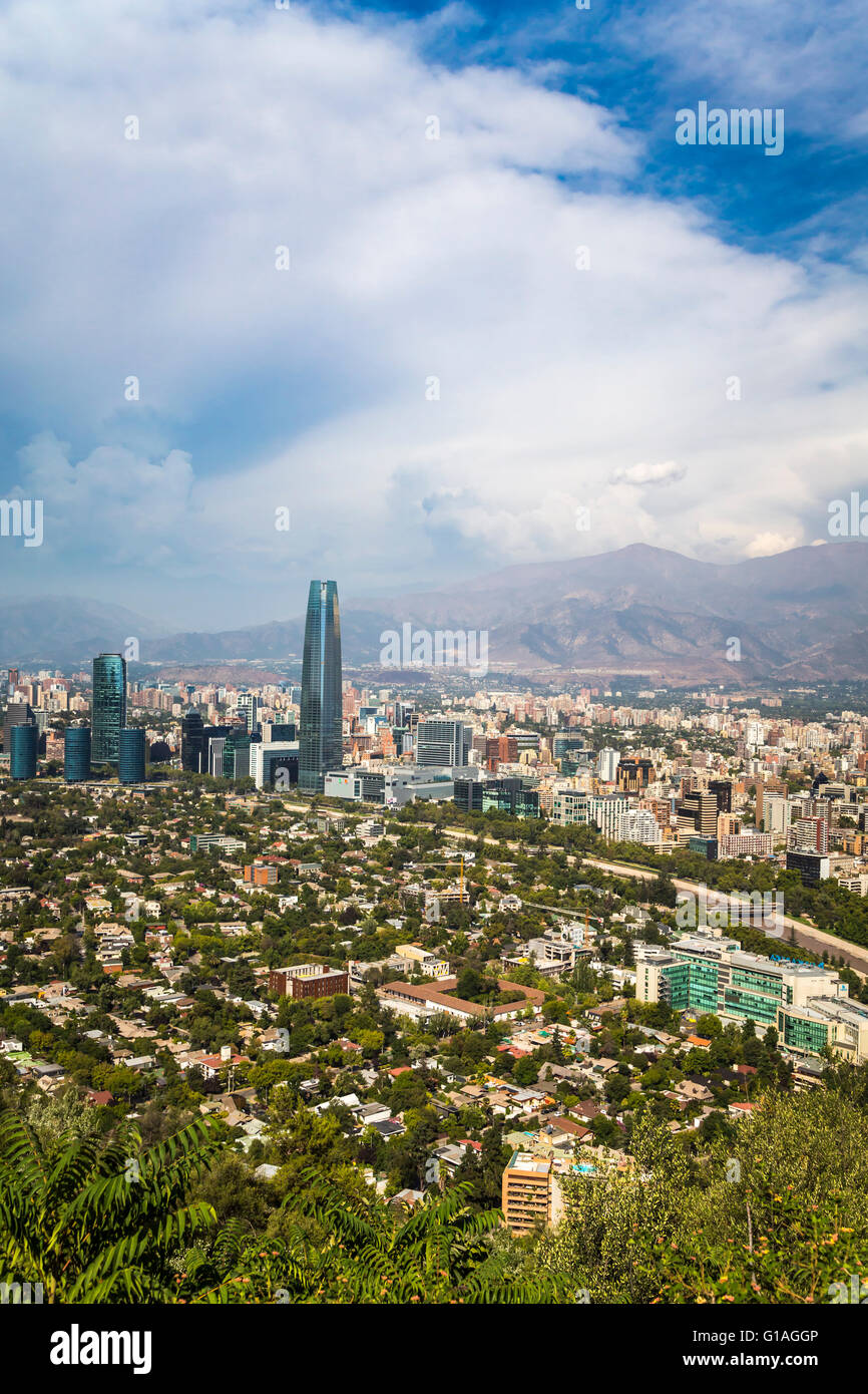 Die Skyline der Stadt und die Wolken über die Anden in Santiago, Chile, Südamerika. Stockfoto