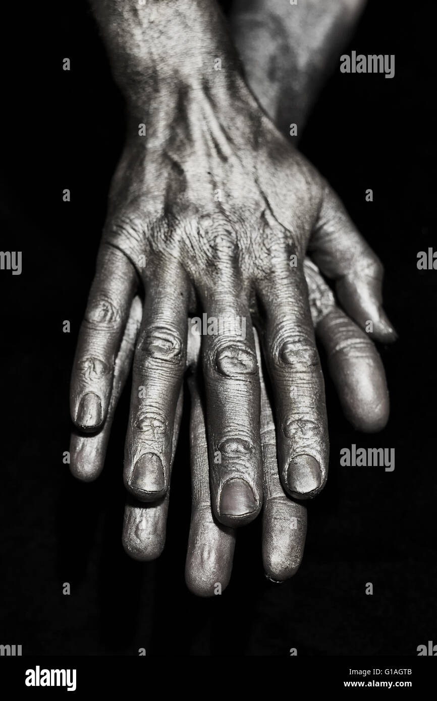 Skulpturale Metall männlichen Händen auf einem schwarzen Hintergrund Stockfoto