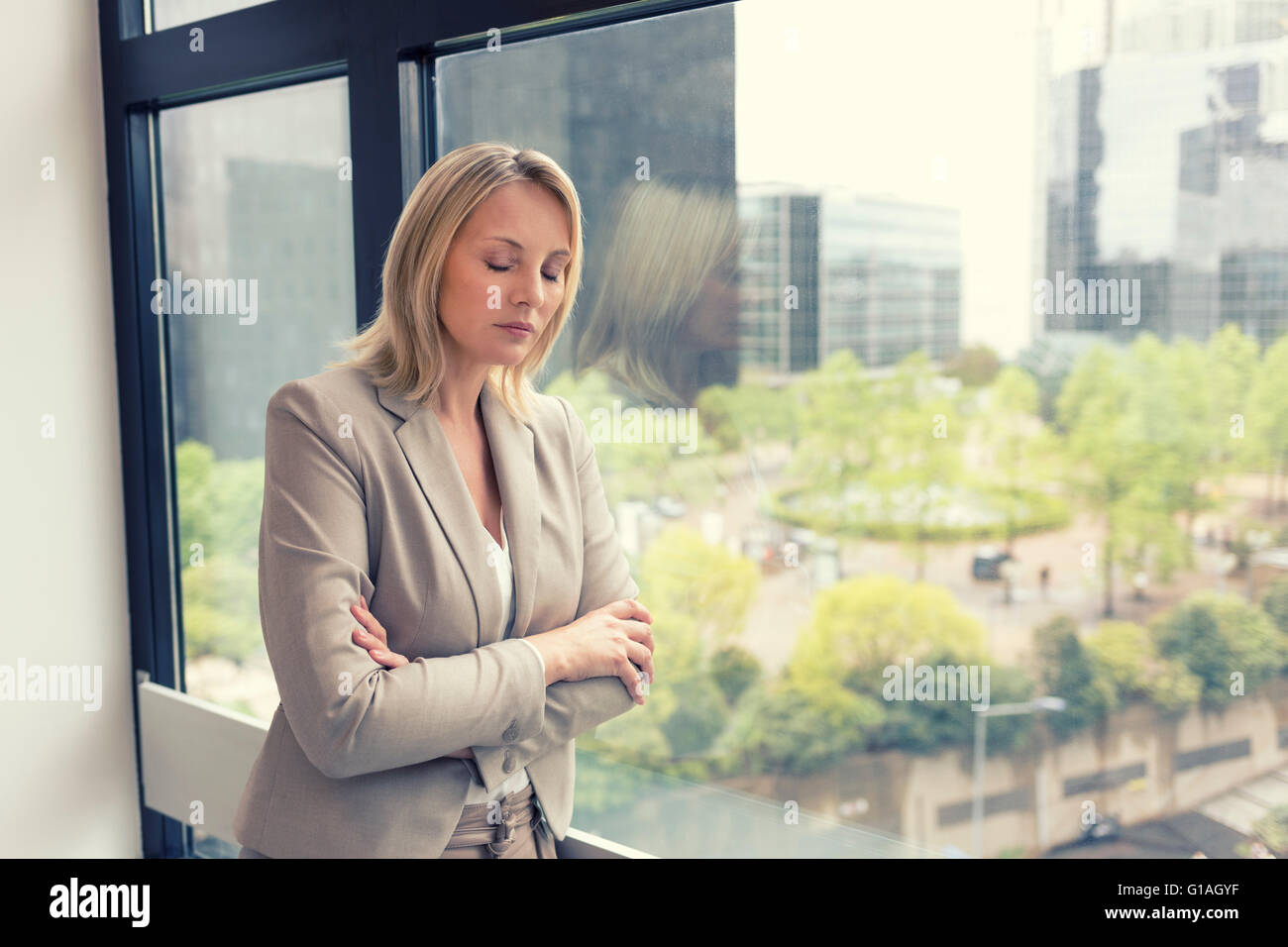 Deprimiert Geschäftsfrau im Büro Stockfoto