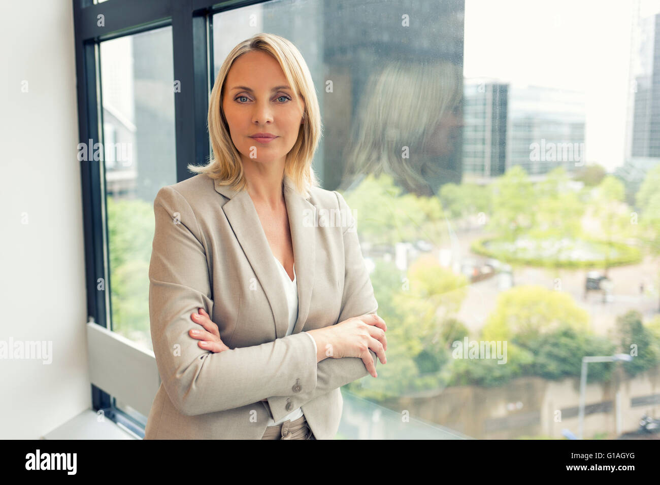 Porträt der Geschäftsfrau im modernen Büro. Gebäude im Hintergrund. Gesicht-Kamera Stockfoto