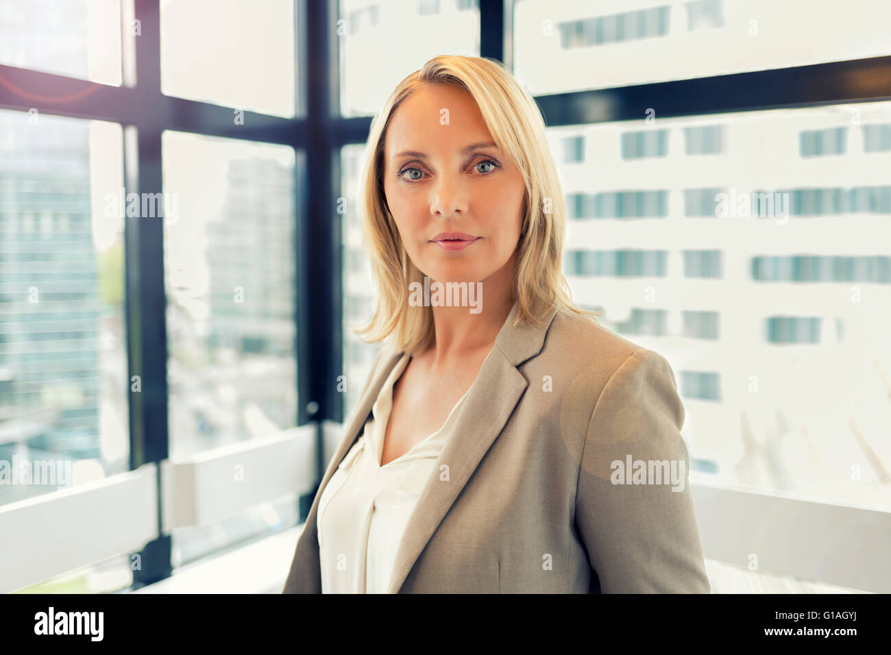 Porträt der Geschäftsfrau im modernen Büro. Gebäude im Hintergrund Stockfoto