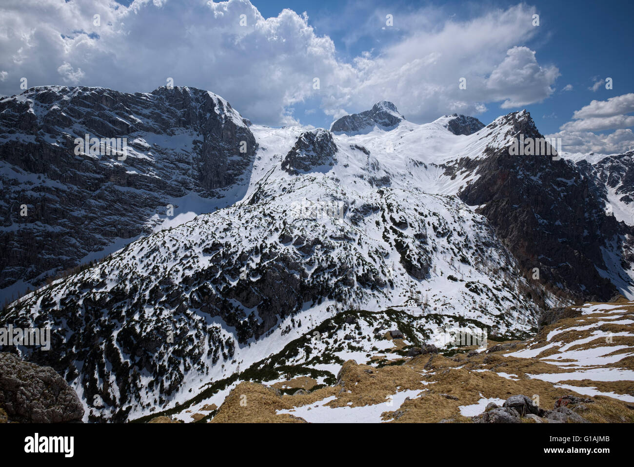 Cumulus-Wolken bilden über schneebedeckte Berge am Trischübel Pass, Berchtesgaden, Bayern, Deutschland Stockfoto