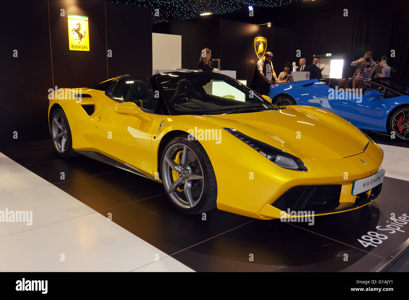 Eine gelbe Ferrari 488 Spider, auf statische Anzeige auf der London Motor Show 2016. Stockfoto