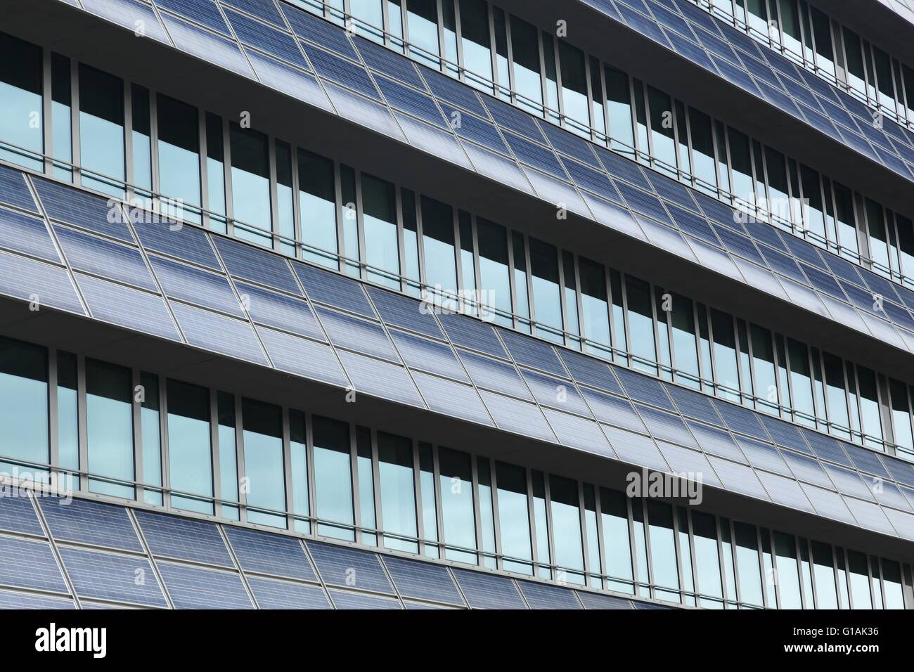 Solar-Panels an der Wand eines Gebäudes Stockfoto