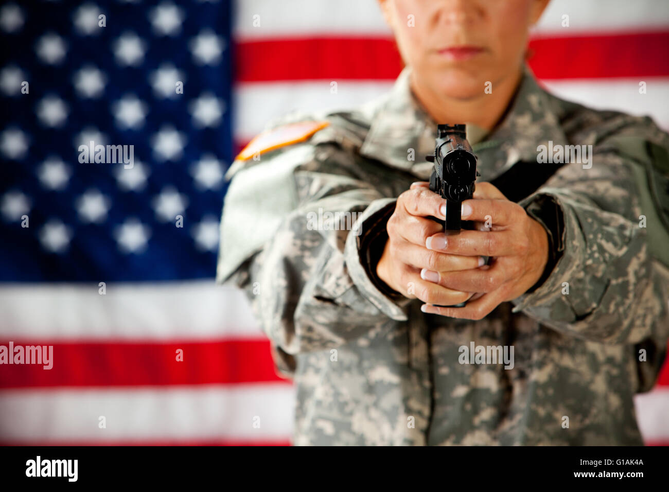 Serie mit einer Frau als eine solidier in United States Army Uniform.  Zahlreiche Requisiten vermitteln eine Vielzahl von Konzepten. Stockfoto