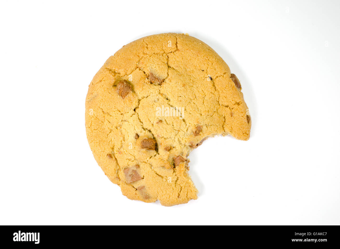 Cookie mit Biss fehlt auf weißem Hintergrund Stockfoto