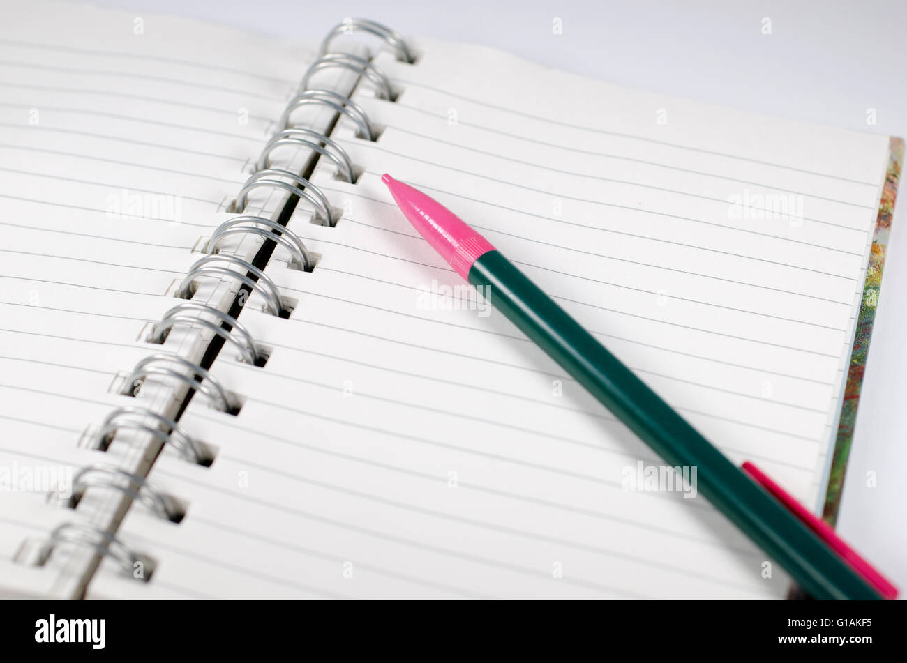 Leere Seite in Spirale gebunden Notizbuch mit Bleistift Stockfoto