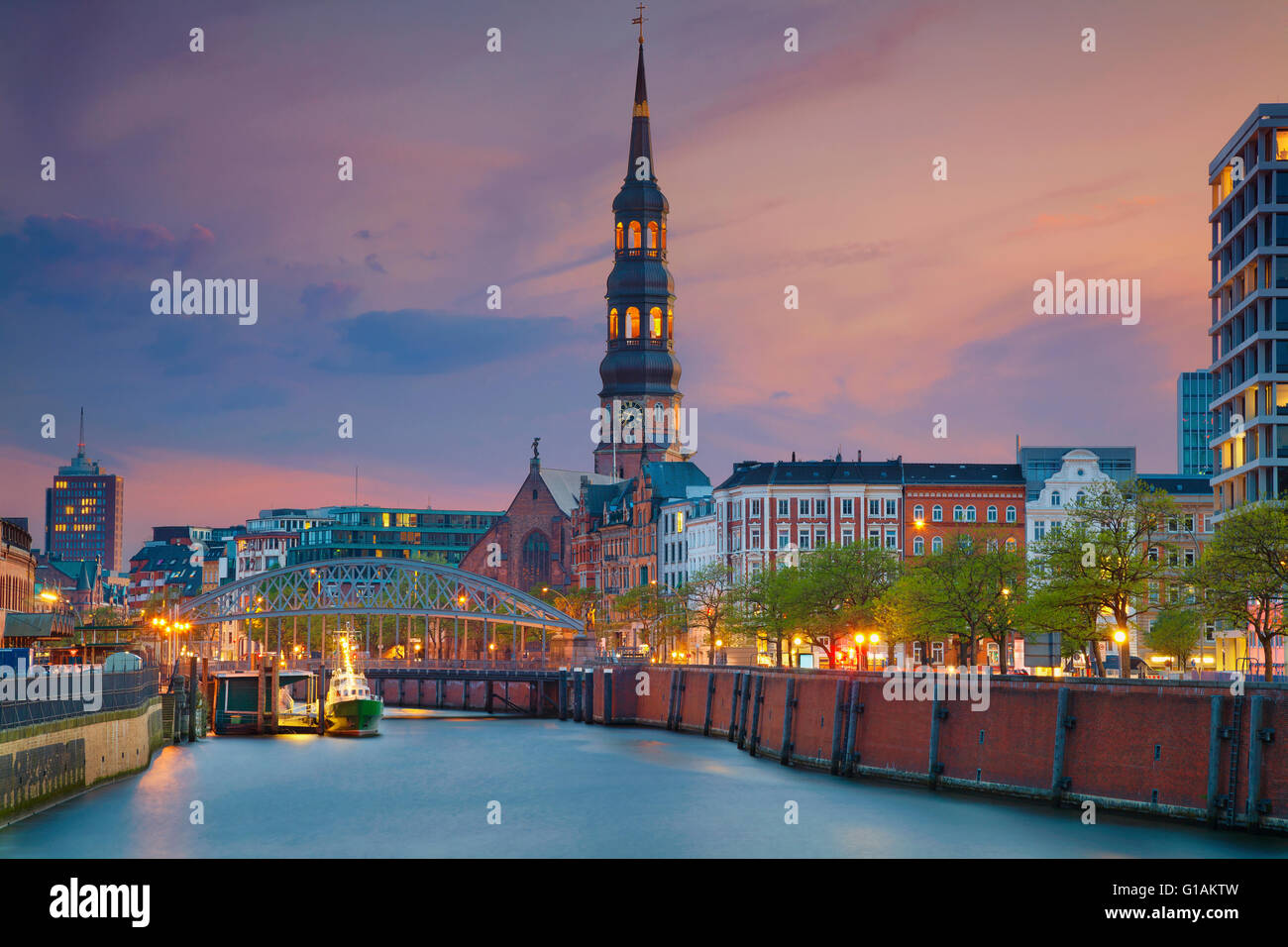 Hamburg. Bild von Hamburg - Speicherstadt im blauen Dämmerstunde. Stockfoto