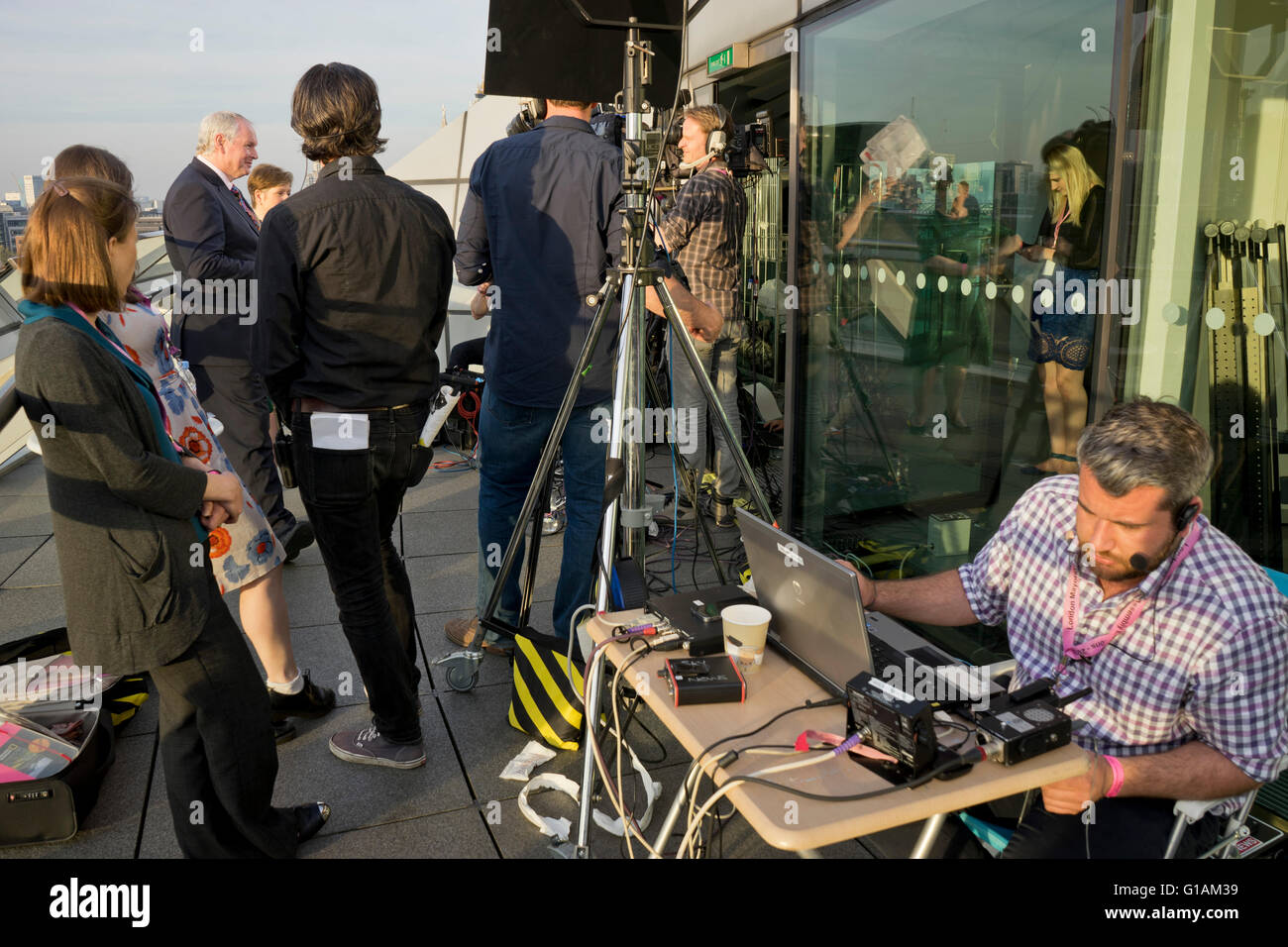 Journalistin und TV-Medien im Rathaus während der Bürgermeisterwahl, London, UK Stockfoto