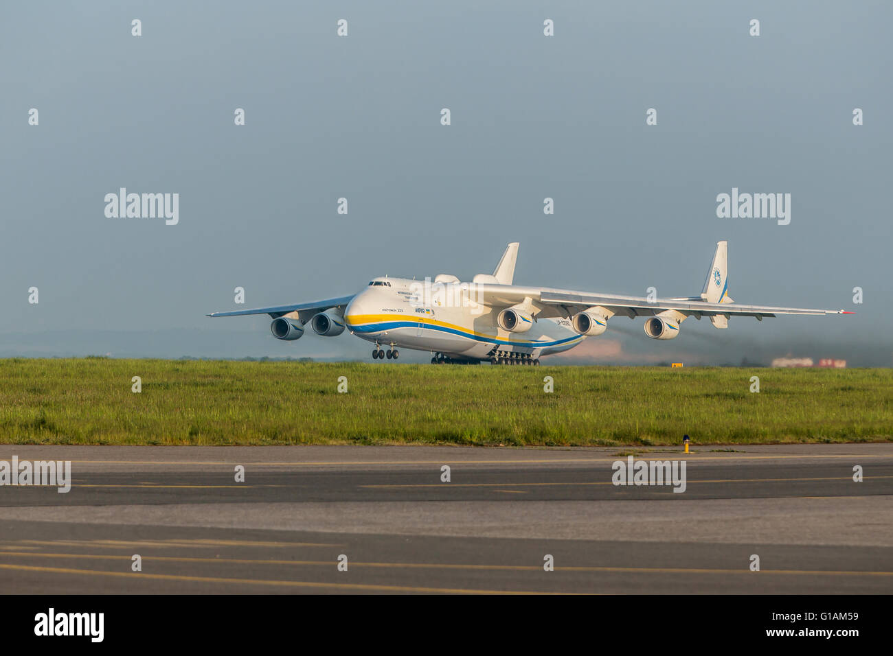 Prag, CZE - Mai 12: Antonov-225 "Mriya" Flugzeug fährt von Start-und Landebahn am Flughafen Vaclava Havla in Prag, 12. Mai 2016 Prag, CZ Stockfoto