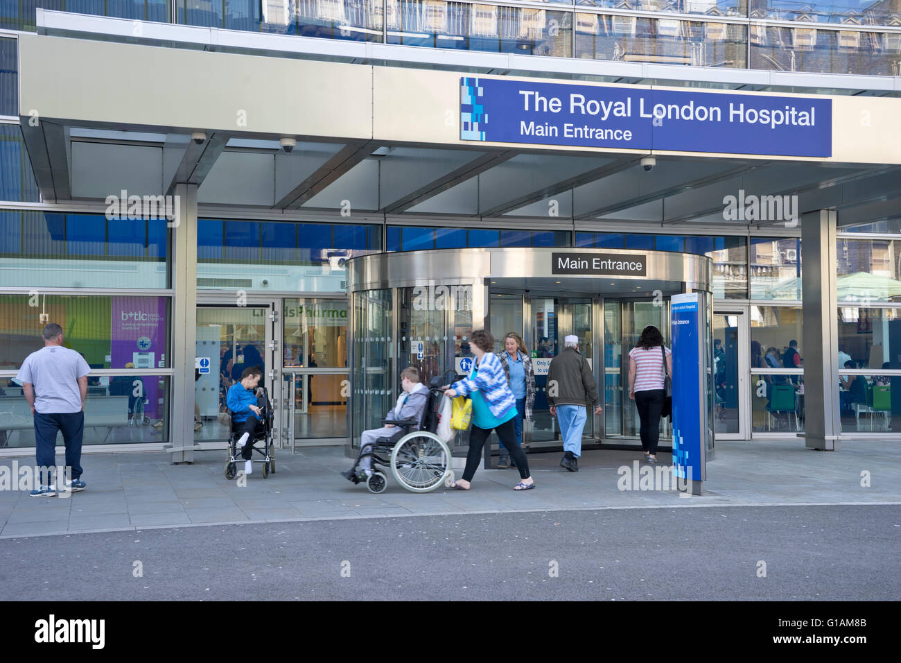 Patienten und Besucher im NHS Royal London Hospital in Whitechapel, London, UK Stockfoto