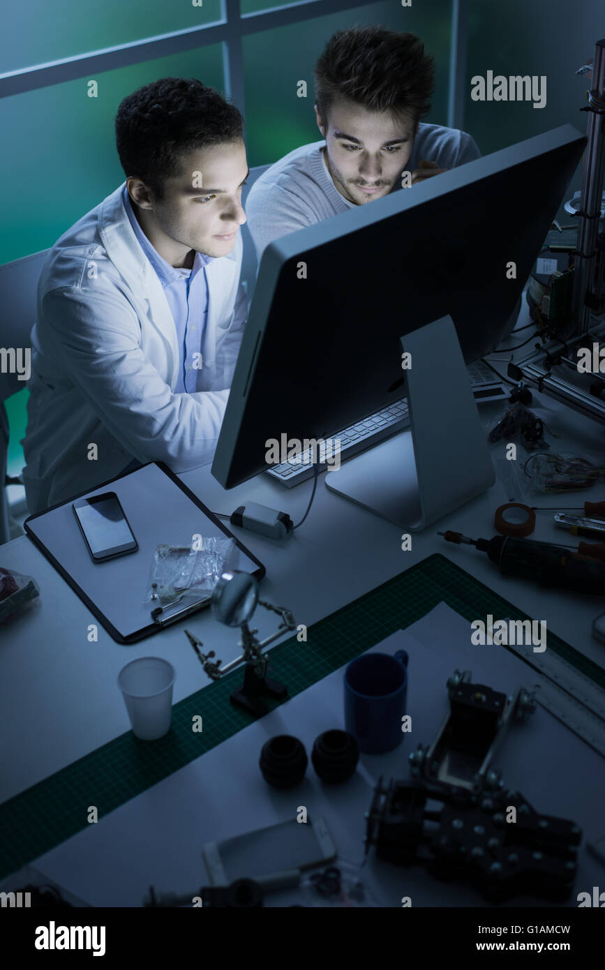 -Studenten im Labor, arbeiten sie mit einem Computer, Innovation und Technologie-Konzept Stockfoto