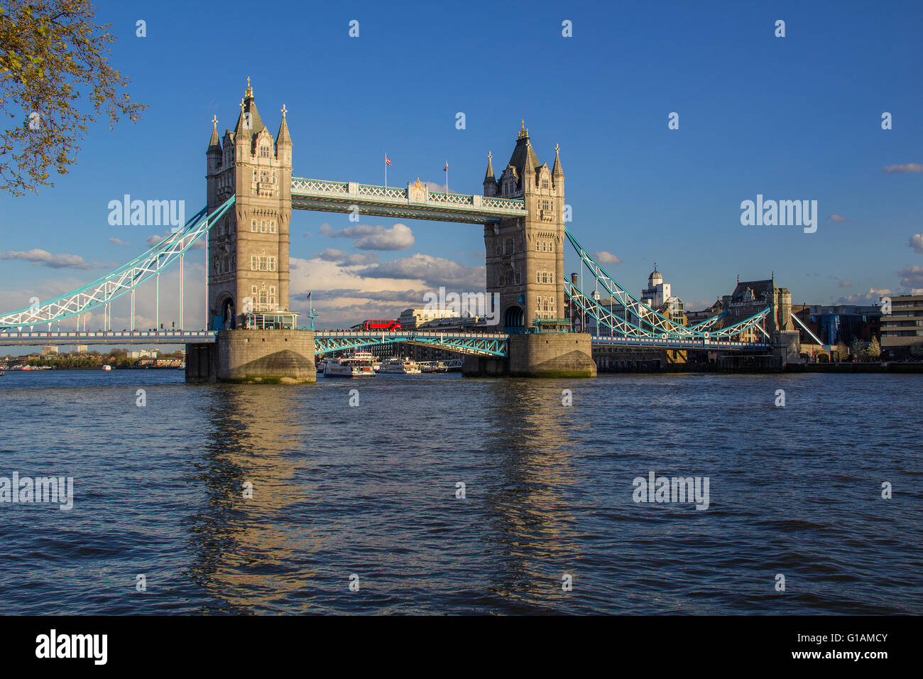 Tower Bridge London London Bus Fluss Themen Stockfoto