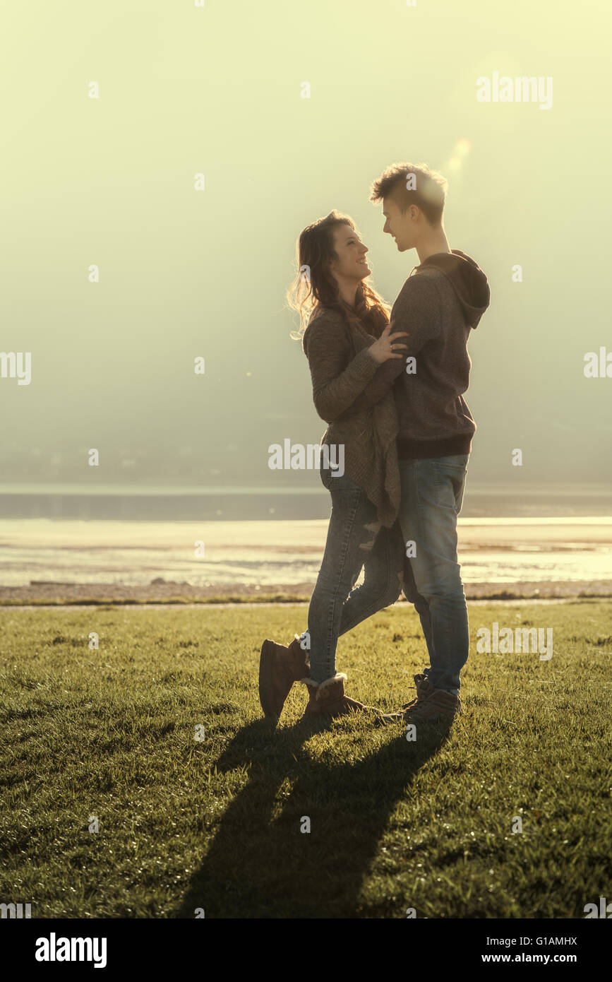 Glücklich Romantisches Liebespaar am See umarmt und starrte auf jedes andere, Liebe und Beziehungen-Konzept Stockfoto